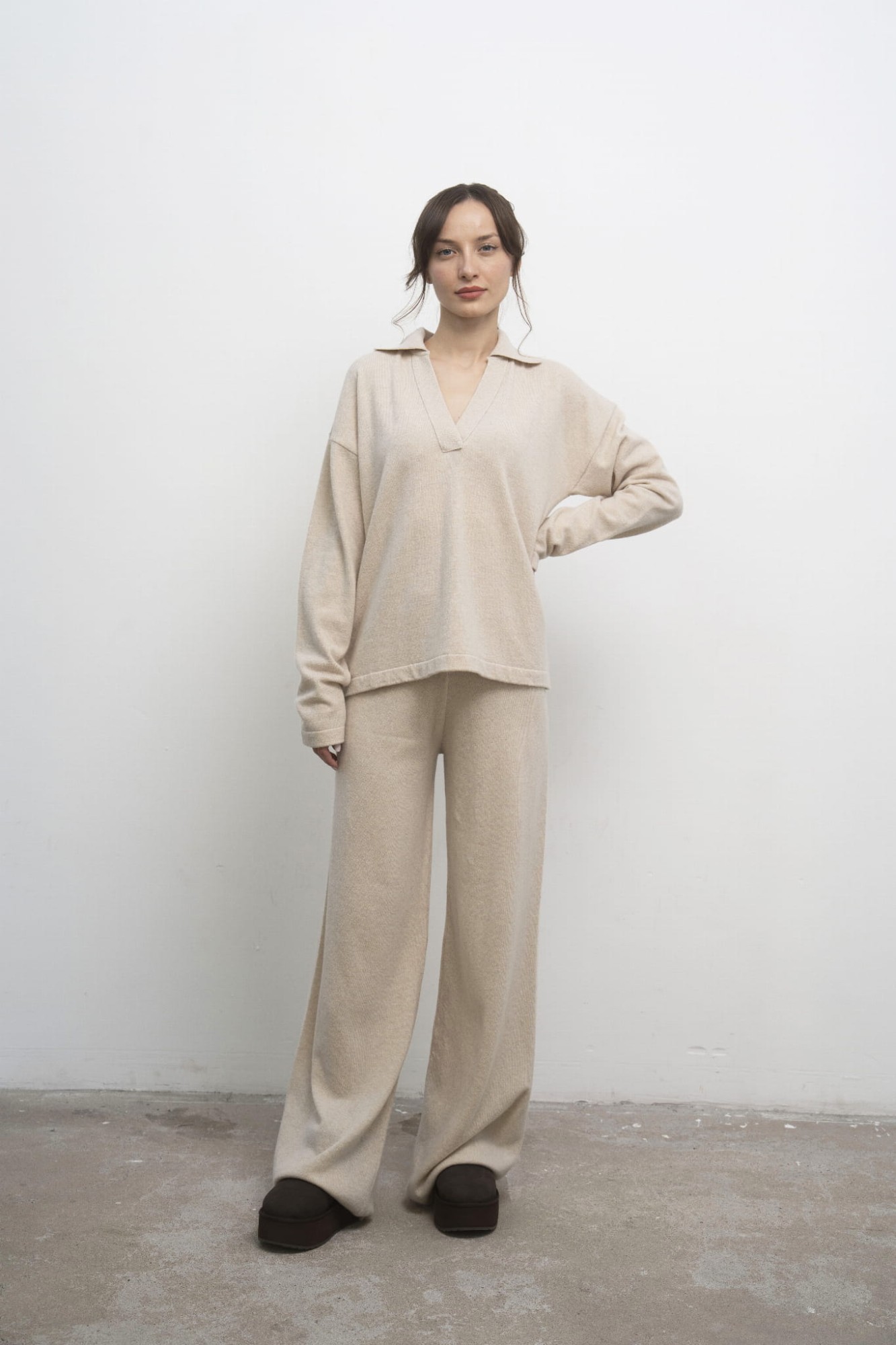 Sweter Lorenza Beige – beżowy sweter damski, ujęcie przodem, pełna sylwetka, beżowe spodnie
