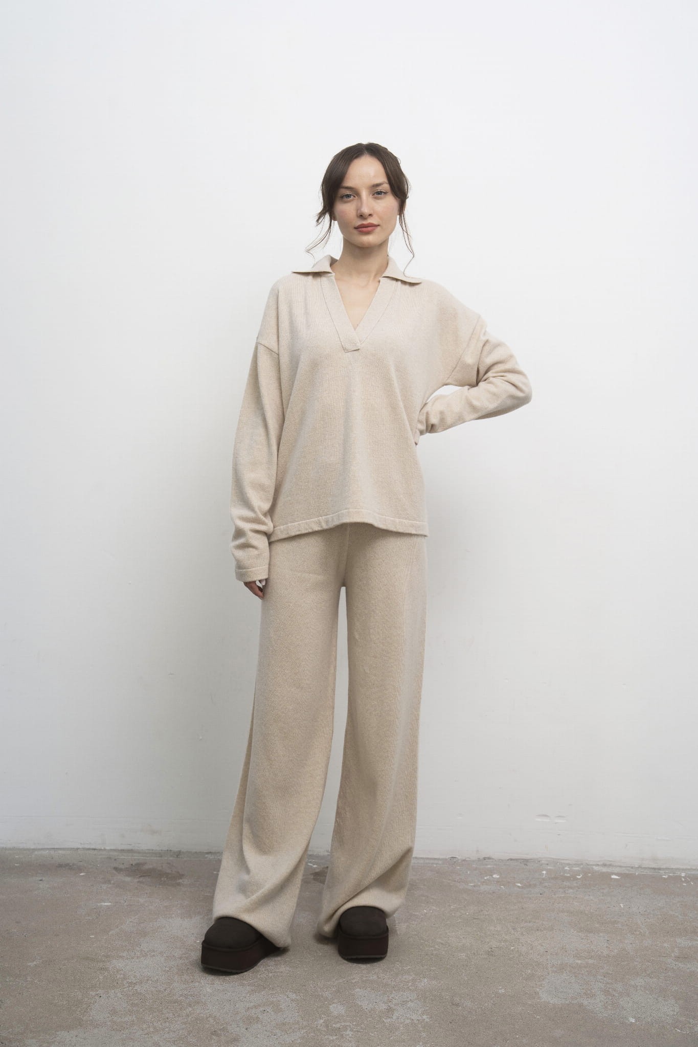 Sweter Lorenza Beige – beżowy sweter damski, ujęcie przodem, pełna sylwetka, beżowe spodnie