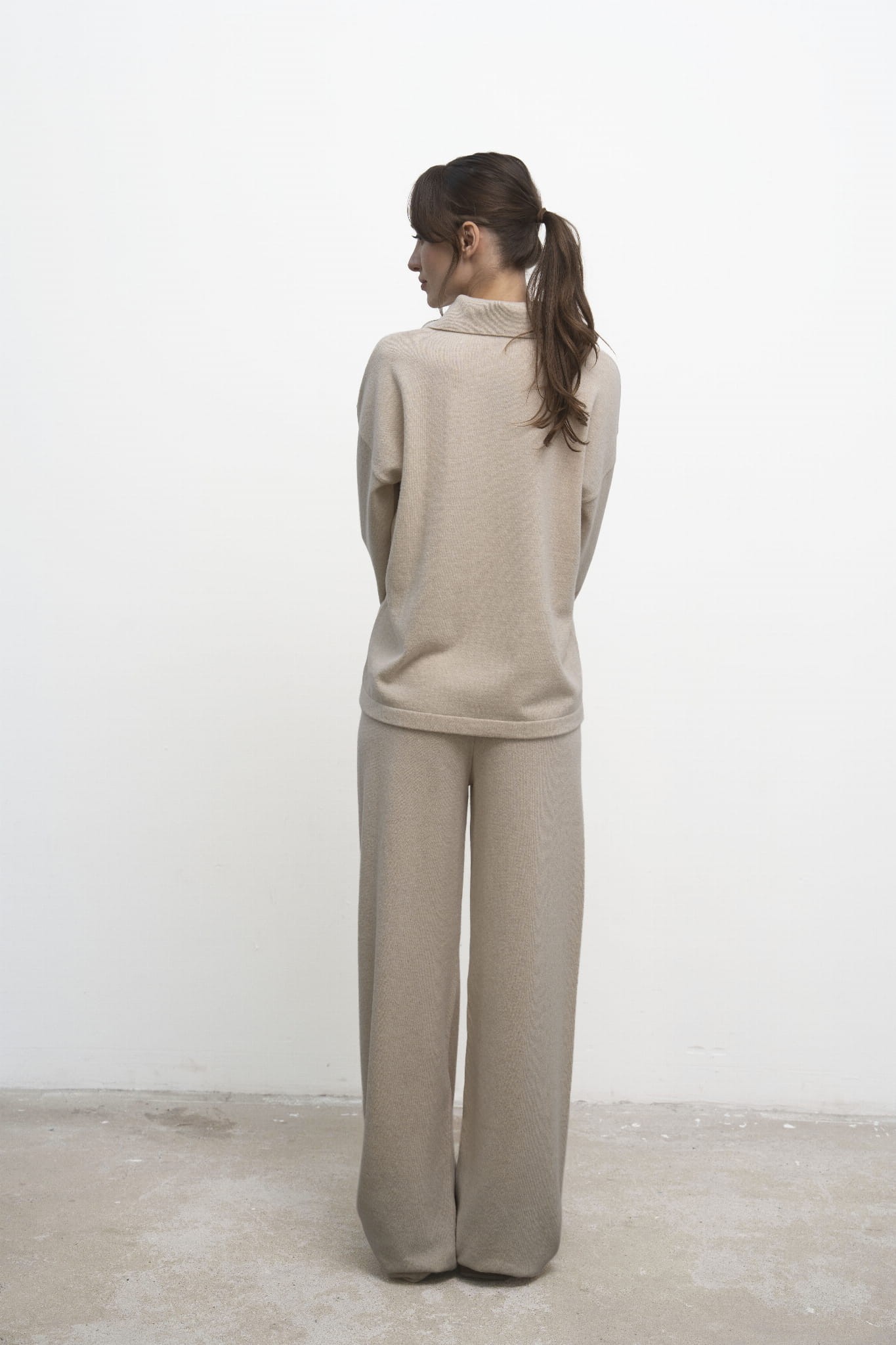 Sweter Lorenza Beige – beżowy sweter damski, ujęcie tyłem, beżowe spodnie