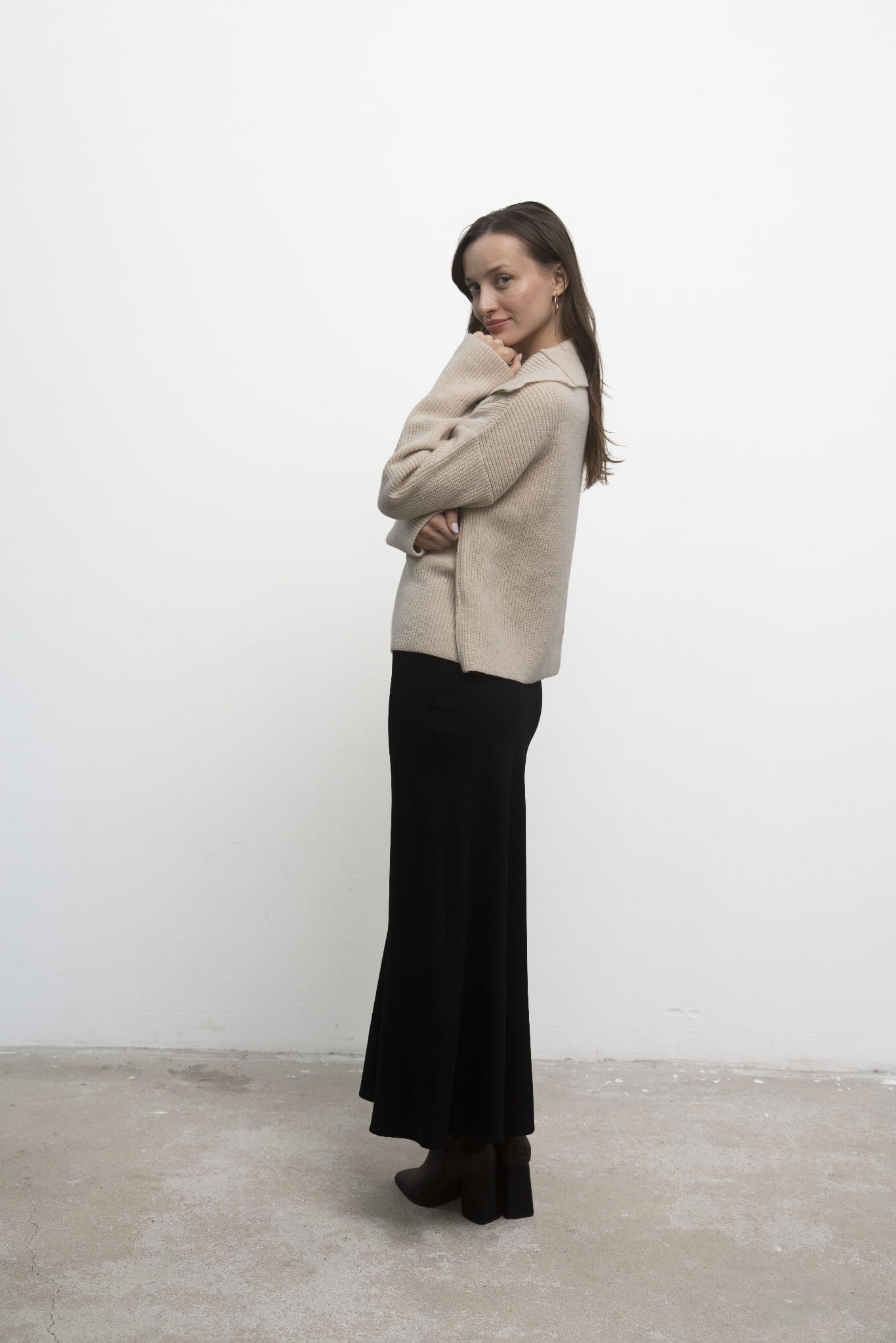 Sweter Luna Beige – beżowy sweter damski, zdjęcie bokiem, czarna spódnica i kozaki