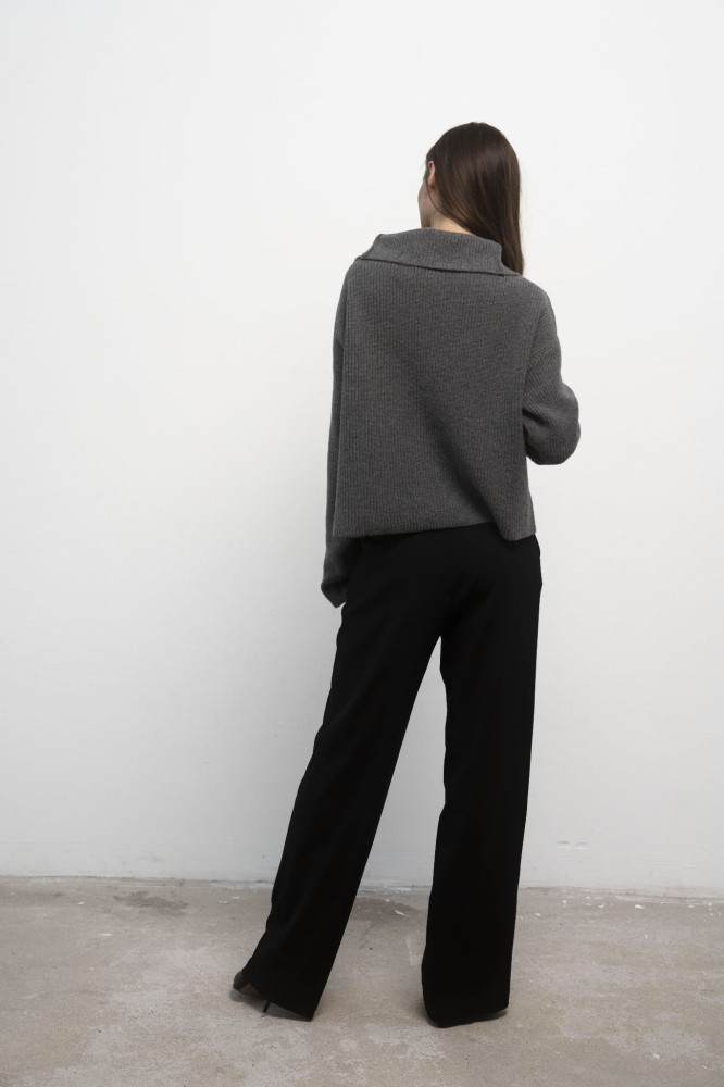 Sweter Luna Grey – szary sweter damski, zdjęcie tyłem, czarne spodnie