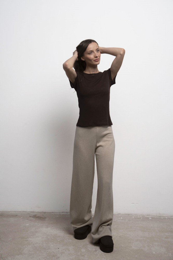 tshirt leia brown przodem w ruchu rece uniesione do gory
