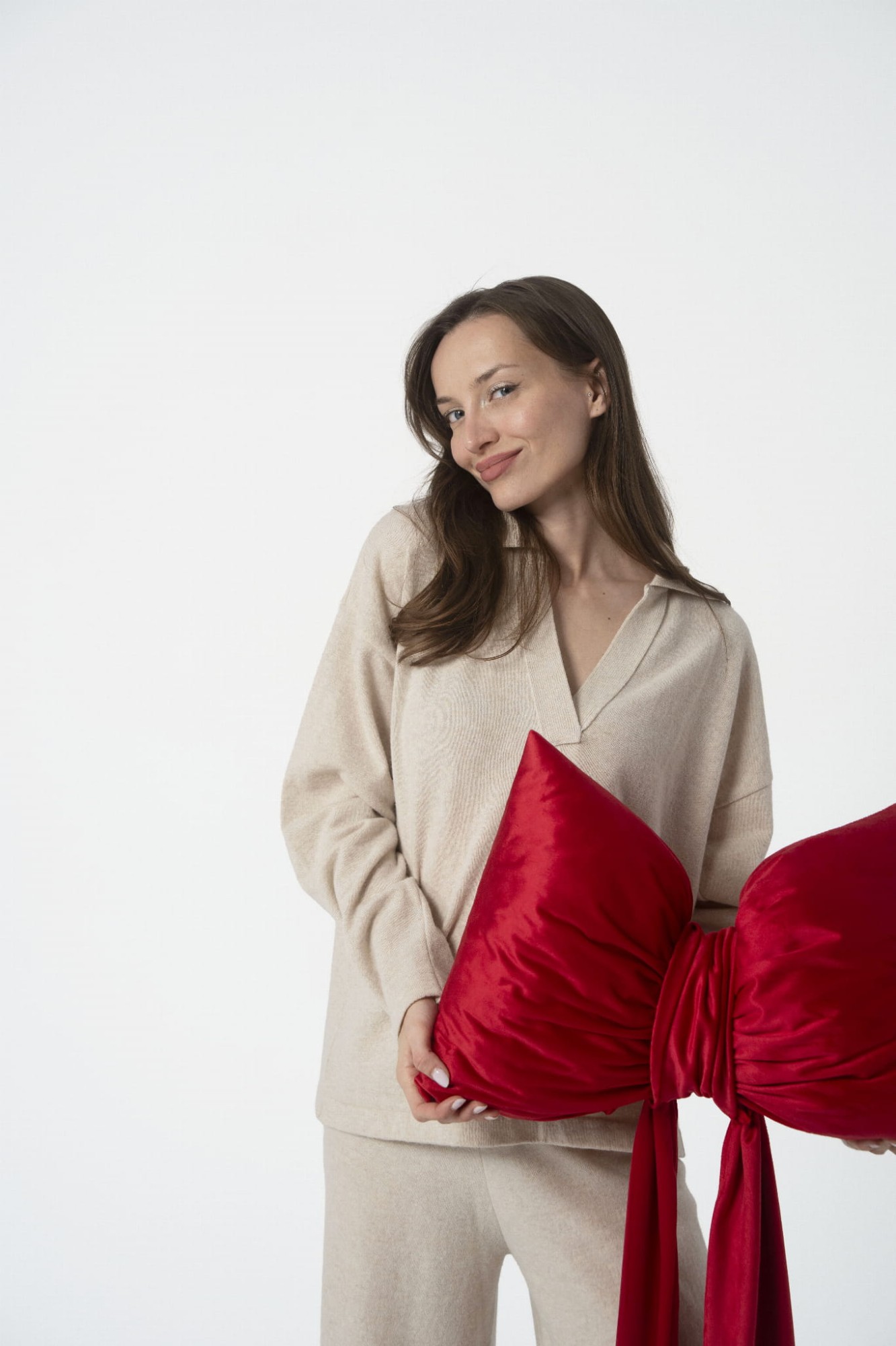 Beżowy sweter Lorenza o luźnym kroju, wykonany z miękkiej dzianiny. Komfortowy model na co dzień i na świąteczne stylizacje. Naturalna kolorystyka, minimalistyczny design.