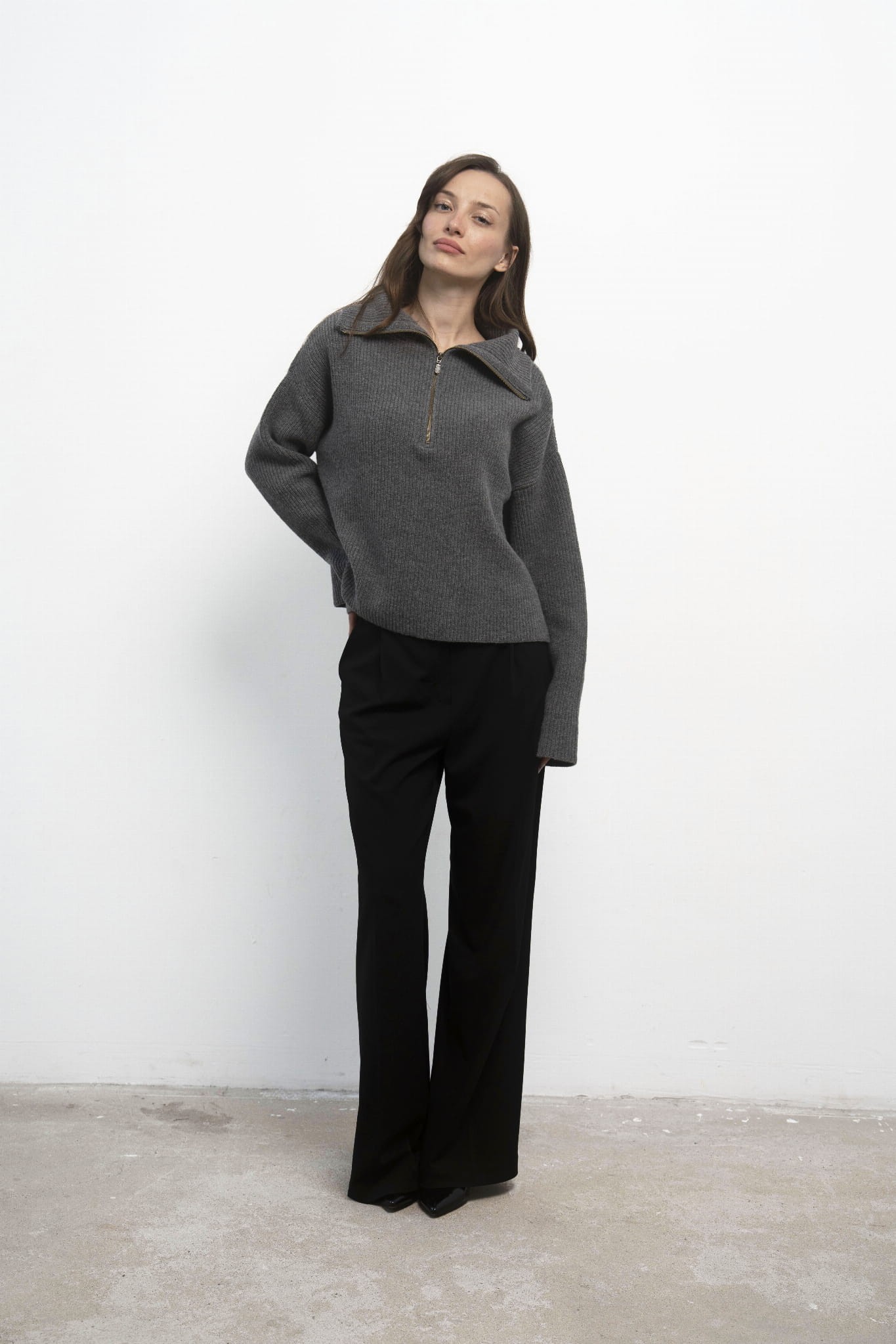 Sweter Luna Grey – szary sweter damski, modelka przodem, czarne spodnie, pełna sylwetka