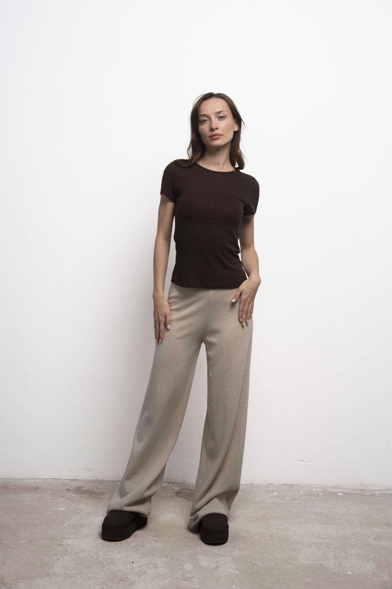 tshirt leia brown przodem pozowanie neutralne