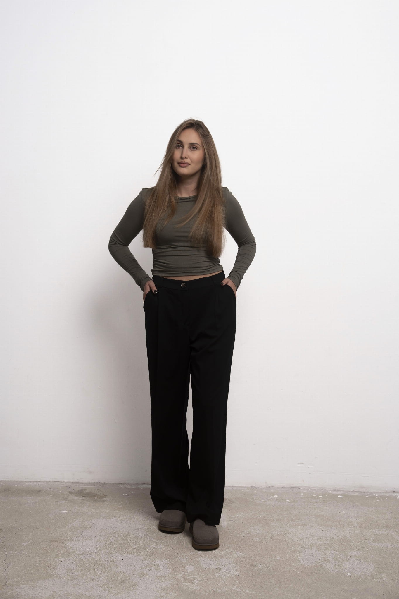 Spodnie Enza Petite Nero – czarne spodnie damskie, pełna sylwetka modelki, ujęcie przodem