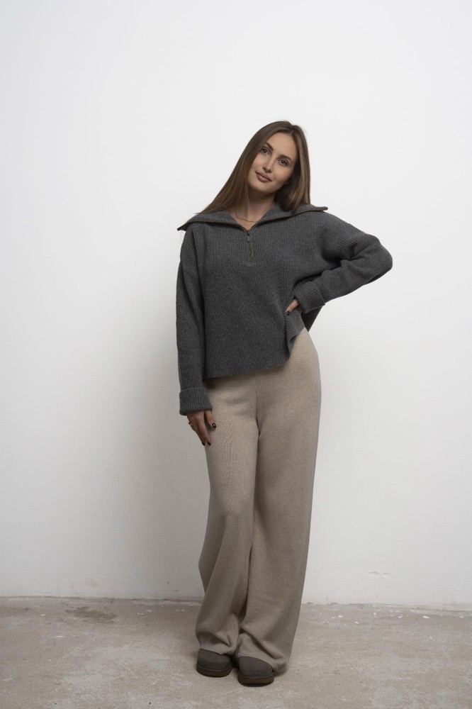 Spodnie Lorenza Petite Beige – beżowe spodnie damskie, przodem, modelka z ręką na talii, szary sweter